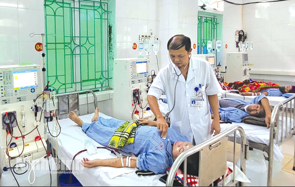 Bác sĩ Khoa Cấp cứu - Hồi sức - Chống độc - Nhi (Bệnh viện Đa khoa Ý Yên) thăm khám bệnh nhân chạy thận nhân tạo.