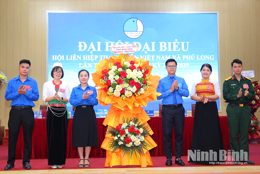 Lãnh đạo Tỉnh đoàn tặng hoa chúc mừng Đại hội.