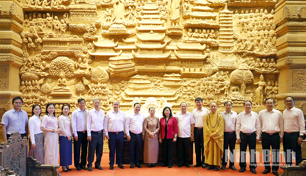 Đoàn đại biểu chụp ảnh lưu niệm tại Khu Du lịch quốc gia Tam Chúc.
