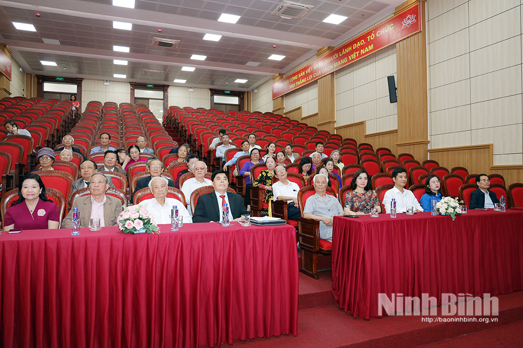 Các đại biểu dự buổi gặp mặt.