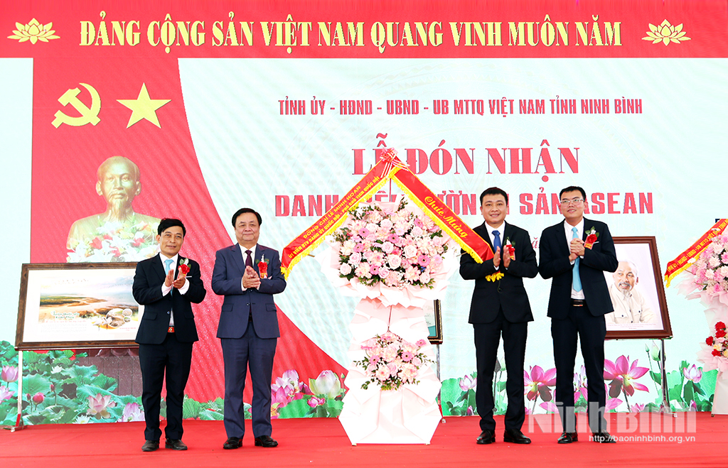 Đồng chí Lê Minh Hoan, Ủy viên Ban Thường vụ Đảng ủy Quốc hội, Phó Chủ tịch Quốc hội tặng hoa chúc mừng Vườn Quốc gia Xuân Thủy.