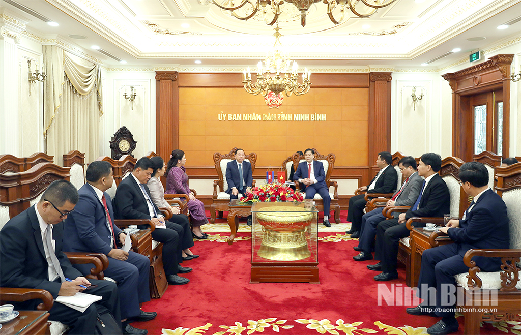 Đồng chí Nguyễn Anh Chức, Ủy viên Ban thường vụ Tỉnh ủy, Phó Chủ tịch UBND tỉnh tiếp xã giao Đoàn Bộ trưởng Bộ Lễ nghi và Tôn giáo Vương quốc Campuchia.