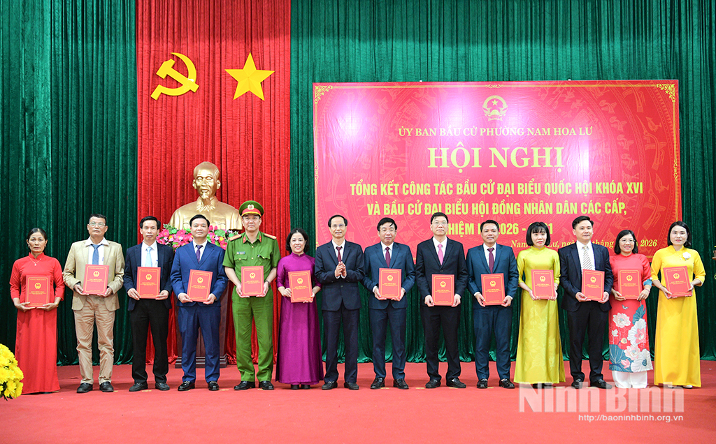 Đồng chí Bùi Thiện Thi, Tỉnh ủy viên, Bí thư Đảng uỷ phường Nam Hoa Lư trao Giấy chứng nhận đại biểu HĐND phường khoá II, nhiệm kỳ 2026-2031 cho các đại biểu trúng cử.