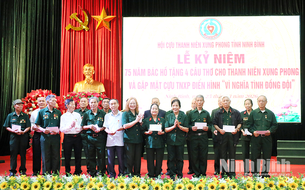 Tặng quà cho cựu TNXP có thành tích xuất sắc trong công tác Hội.