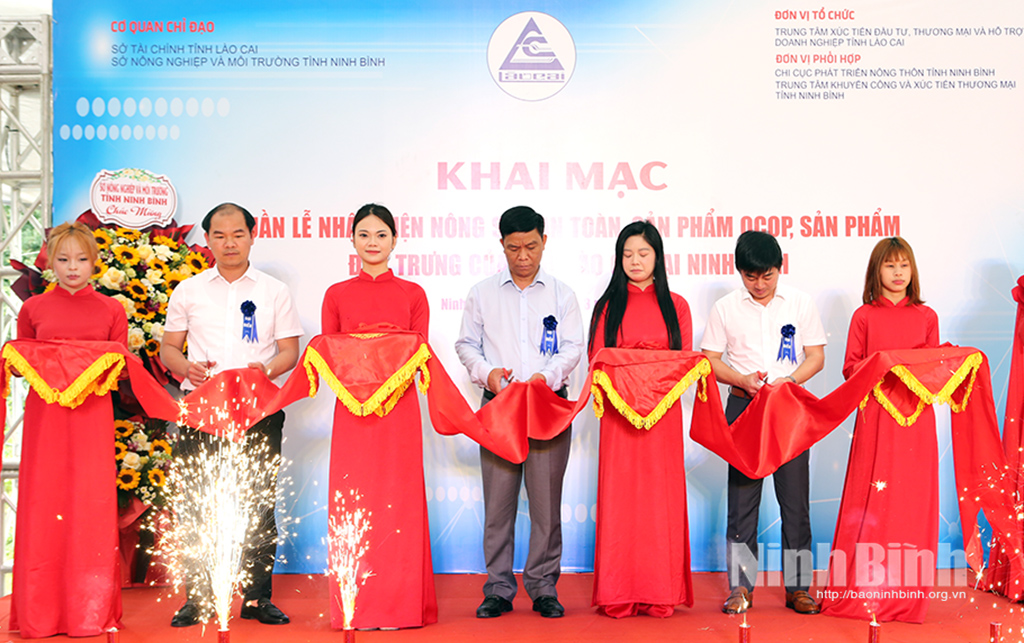 Cắt băng khai trương Tuần lễ nhận diện nông sản an toàn, sản phẩm OCOP, sản phẩm đặc trưng của tỉnh Lào Cai tại Ninh Bình.