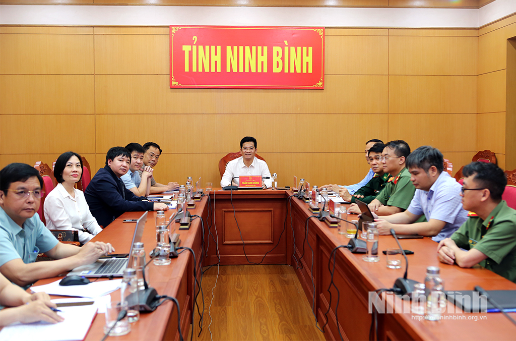 Đồng chí Trần Anh Dũng, Ủy viên Ban Thường vụ Tỉnh uỷ, Phó Chủ tịch UBND tỉnh, Trưởng BCĐ IUU tỉnh và các đại biểu dự hội nghị trực tuyến tại điểm cầu tỉnh Ninh Bình.