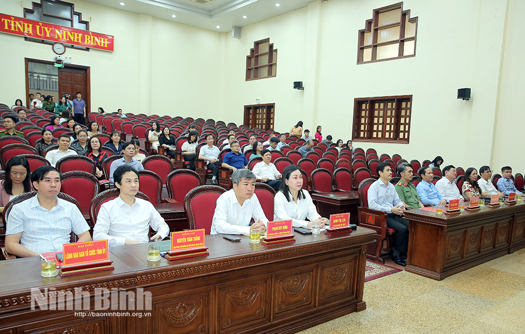 Các đại biểu dự hội nghị.