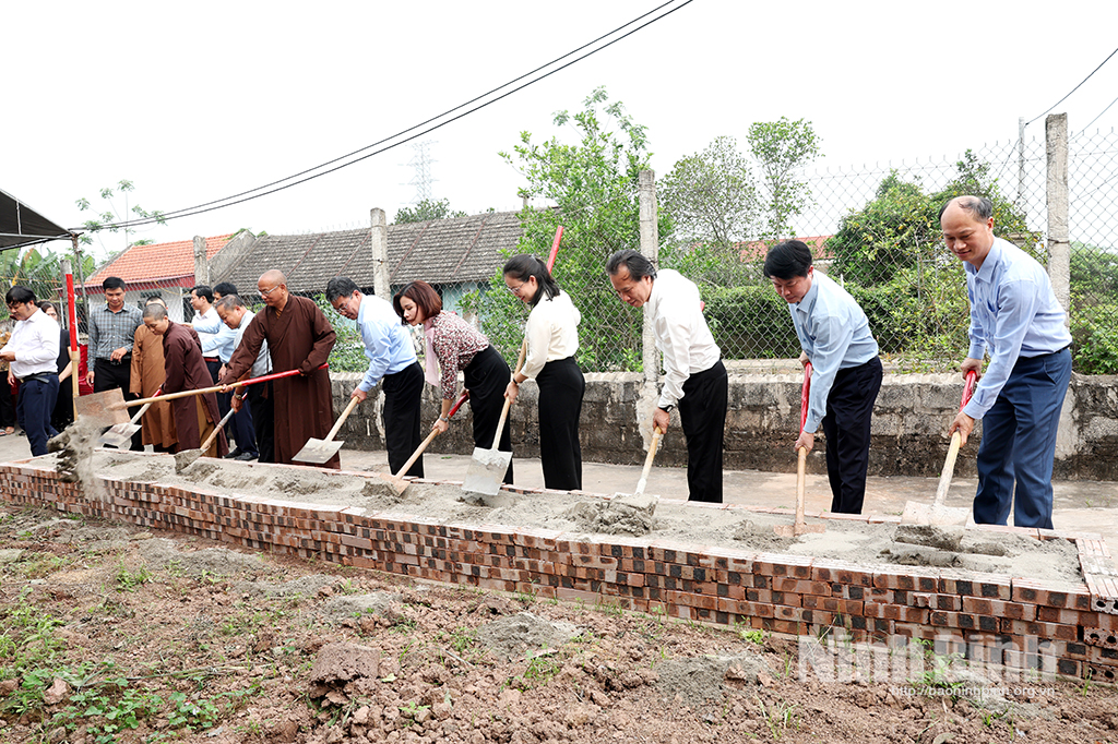 Các đại biểu khởi công xây dựng Nhà đại đoàn kết cho gia đình bà Trần Thị Quý Thu, xóm Ân Hoà 4, xã Kim Sơn.