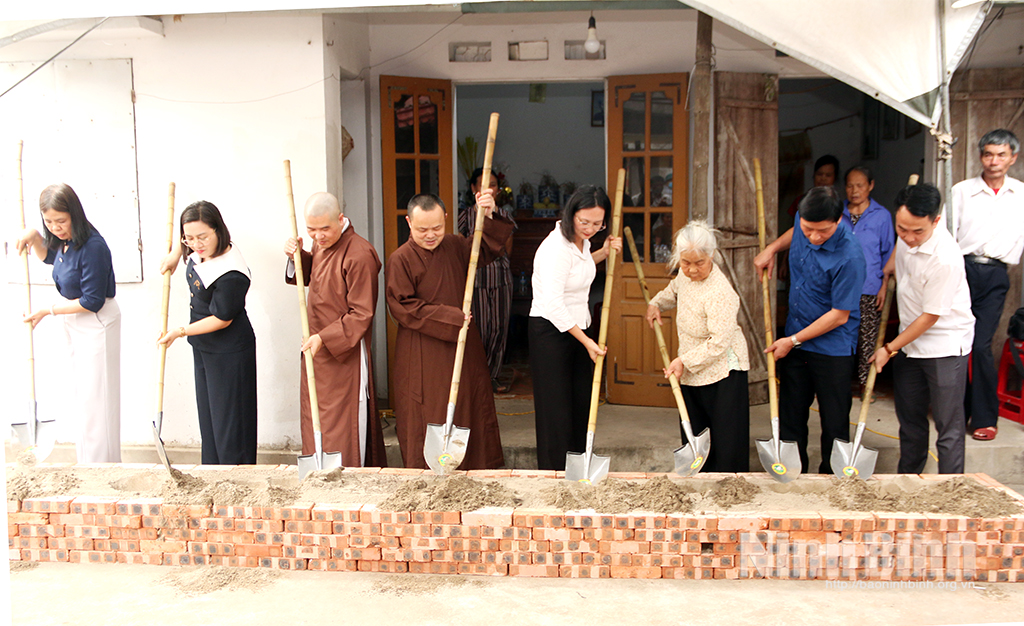 Các đại biểu thực hiện nghi lễ khởi công xây nhà "Đại đoàn kết" cho gia đình bà Ngô Thị Thửa, Tổ dân phố Phú Ngòi, phường Hà Nam.