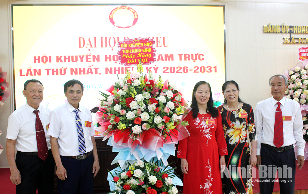 Lãnh đạo Hội Khuyến học tỉnh tặng hoa chúc mừng Đại hội.