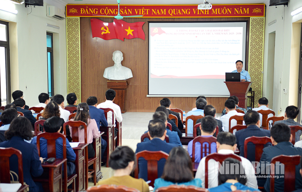 Đồng chí Hoàng Nguyên Dự, Ủy viên Ban Thường vụ Tỉnh ủy, Phó Bí thư Thường trực Đảng ủy các cơ quan Đảng tỉnh thông báo kết quả Đại hội đại biểu Đảng bộ tỉnh lần thứ nhất và quán triệt các Nghị quyết Đại hội Đảng bộ các cơ quan Đảng tỉnh lần thứ nhất, nhiệm kỳ 2026-2031.