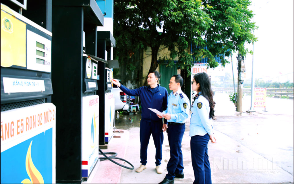 Lực lượng Quản lý thị trường kiểm tra việc niêm yết giá tại cây xăng Cầu Mái, phường Mỹ Lộc.