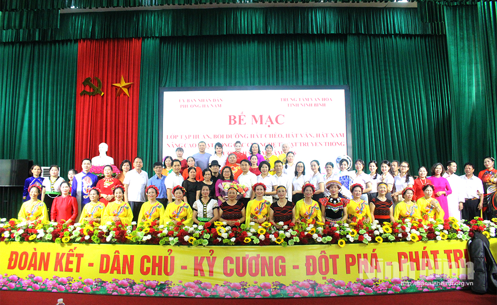 Lớp tập huấn bồi dưỡng hát Chèo, hát Văn, hát Xẩm góp phần xây dựng đội ngũ hạt nhân văn nghệ và lan toả phong trào văn nghệ quần chúng của phường Hà Nam. Trong ảnh: Các giảng viên và học viên của lớp tập huấn.