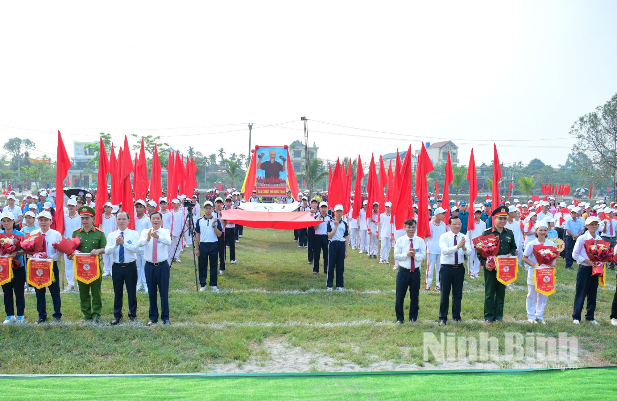 Lãnh đạo xã trao cờ lưu niệm và tặng hoa các Đoàn tuyển tham gia Đại hội TDTT xã Lai Thành lần thứ I, năm 2026.