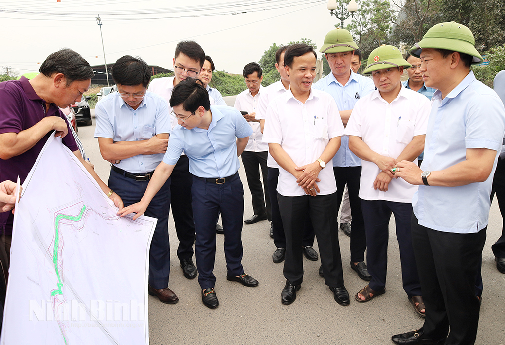 Đoàn công tác của tỉnh kiểm tra tiến độ thi công một số dự án giao thông khu vực Khu Du lịch Tam Chúc (phường Tam Chúc).