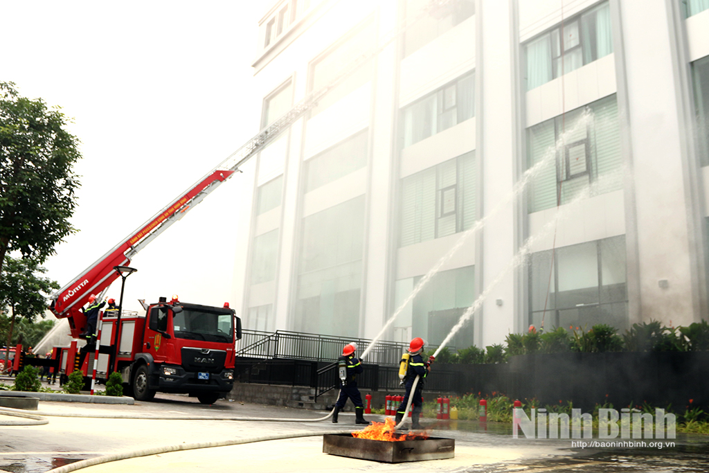 Cán bộ, chiến sĩ Phòng Cảnh sát PCCC và CNCH Công an tỉnh phối hợp diễn tập phương án chữa cháy.