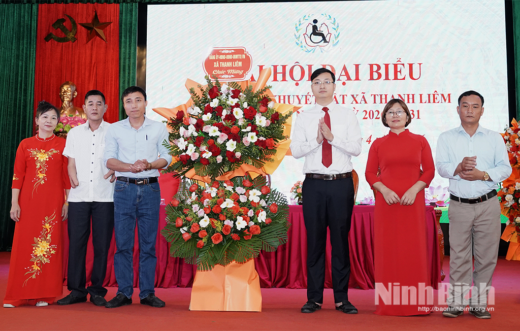 Thường trực Đảng ủy xã Thanh Liêm tặng hoa chúc mừng Đại hội.