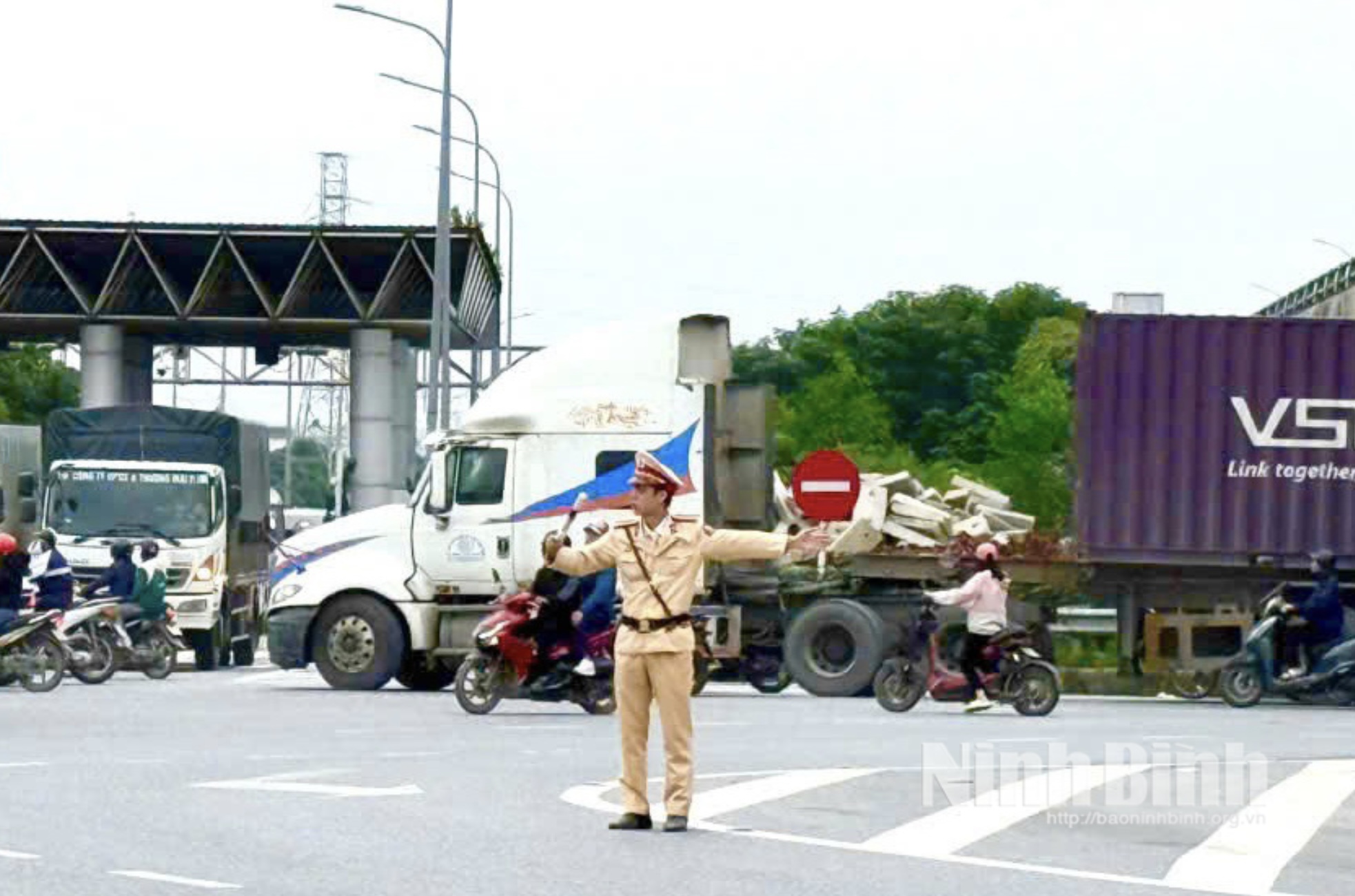 Lực lượng Cảnh sát giao thông Công an tỉnh tham gia phân luồng, điều tiết giao thông. Ảnh: Trần Ích