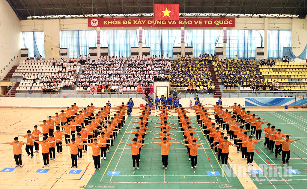 Tiết mục đồng diễn TDTT của học sinh Trường THPT A Trần Hưng Đạo.