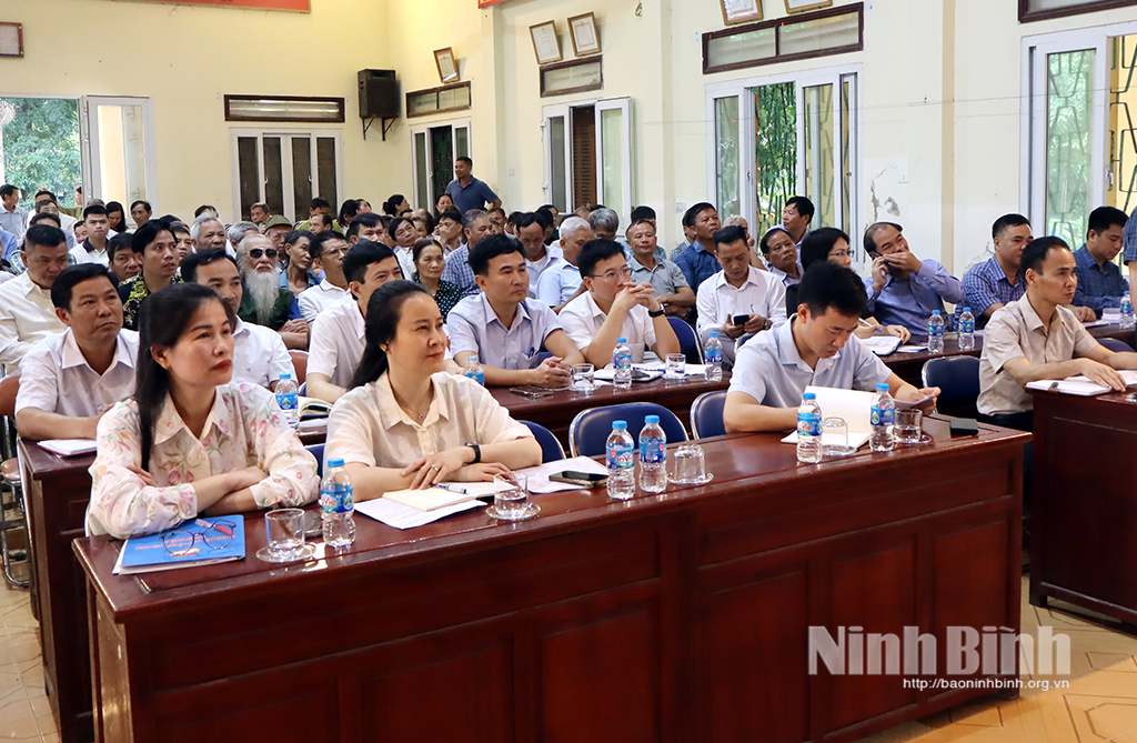 Đại diện lãnh đạo Ủy ban MTTQ Việt Nam tỉnh và các đại biểu dự hội nghị.