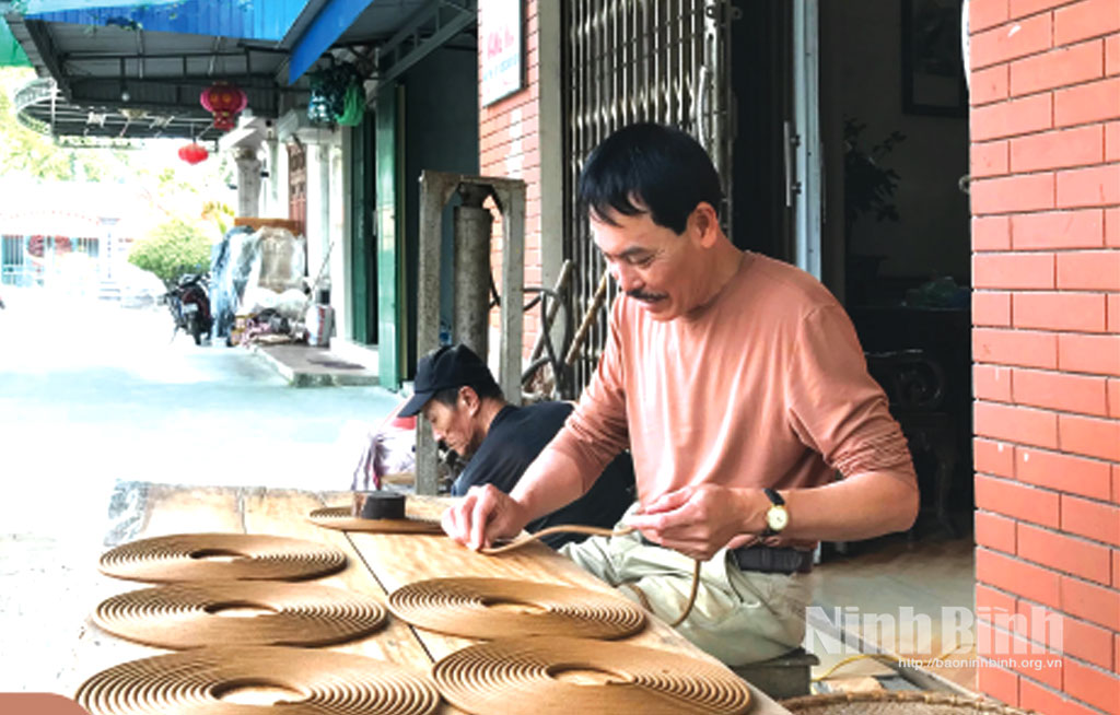 Sản xuất hương vòng tại thôn Ba, xã Nam Trực.