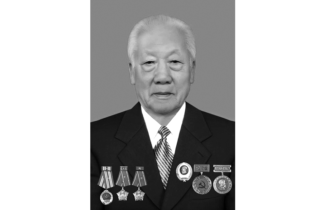 Đồng chí Đinh Gia Huấn, nguyên Phó Bí thư Tỉnh ủy, nguyên Chủ tịch UBND tỉnh Hà Nam Ninh (nay là tỉnh Ninh Bình), nguyên Trưởng Đoàn đại biểu Quốc hội tỉnh Hà Nam Ninh khóa VIII.