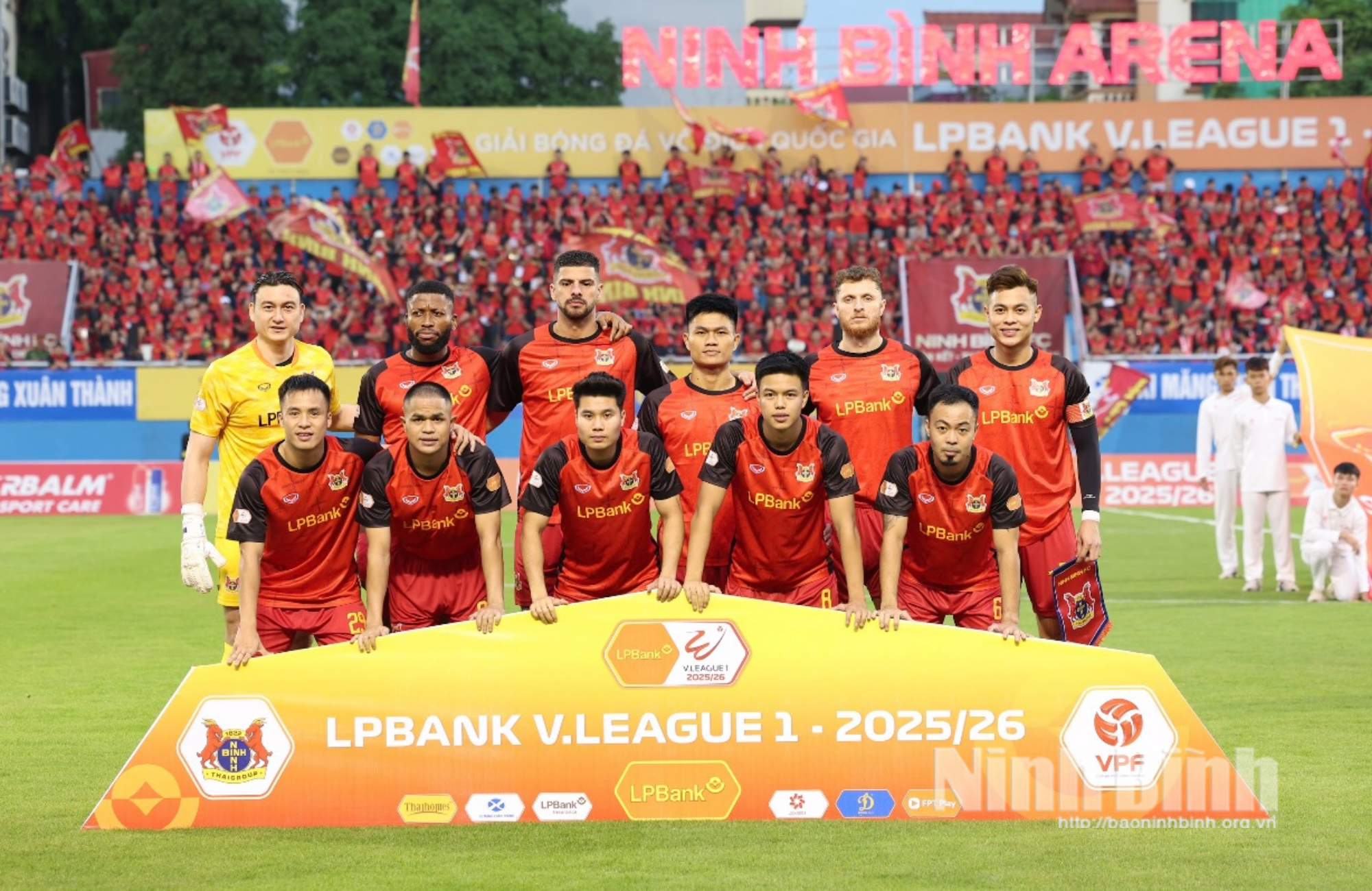 Đội hình ra sân đội chủ nhà Ninh Bình FC.