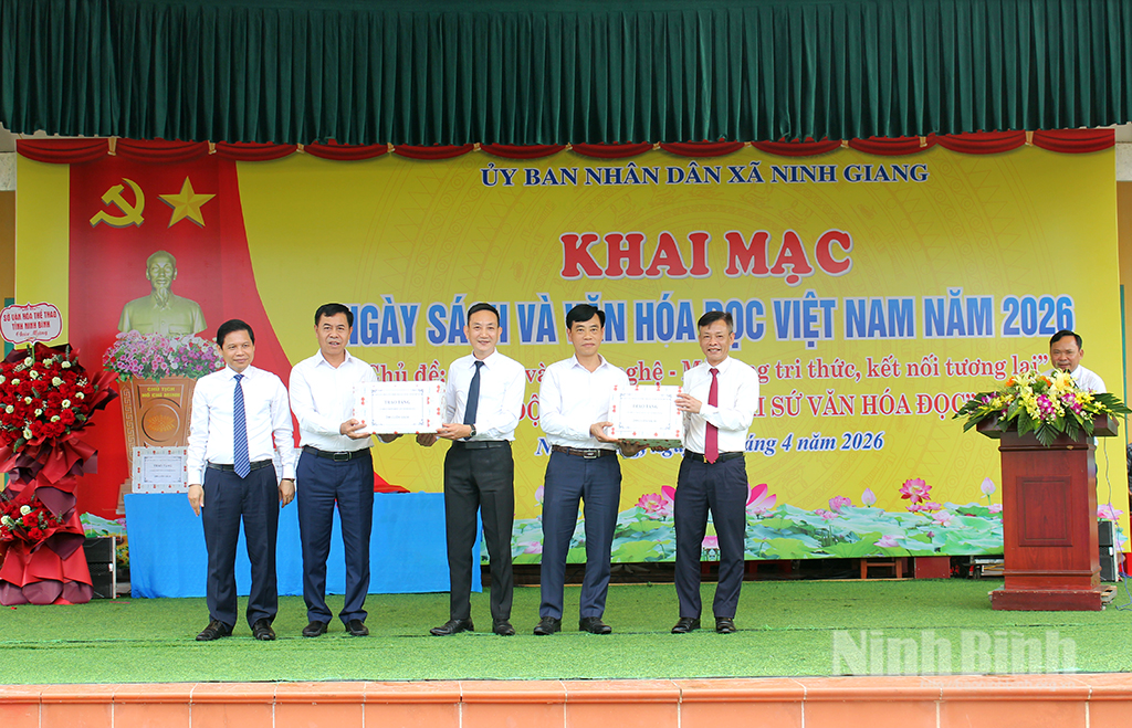 Lãnh đạo Sở Văn hóa và Thể thao trao tặng sách cho UBND xã Ninh Giang.