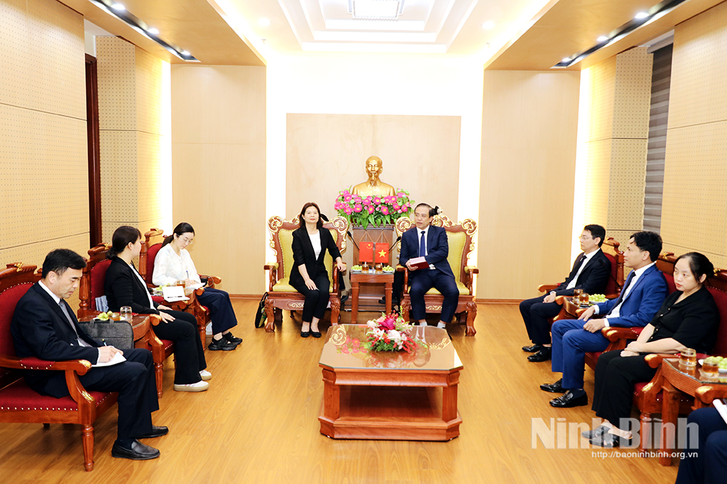 Quang cảnh buổi tiếp Đoàn đại biểu châu Văn Sơn, tỉnh Vân Nam (Trung Quốc).