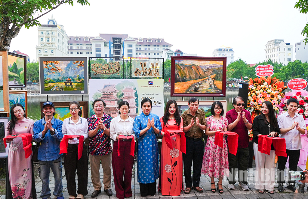 Các đại biểu thực hiện nghi thức cắt băng khánh thành triển lãm.