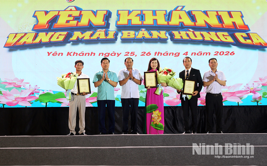 Lãnh đạo xã Yên Khánh vinh danh các nhà tài trợ cho chương trình.