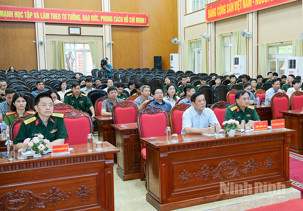 Các đại biểu tỉnh Ninh Bình dự tại điểm cầu Bộ Chỉ huy Quân sự tỉnh.