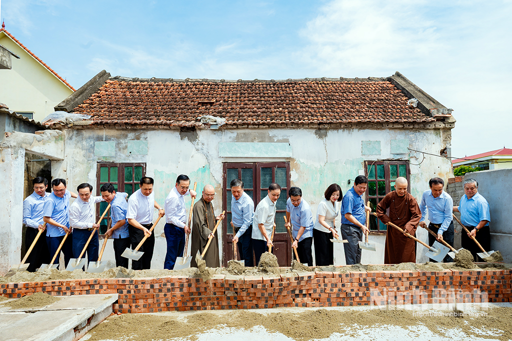 Các đại biểu thực hiện nghi thức động thổ.