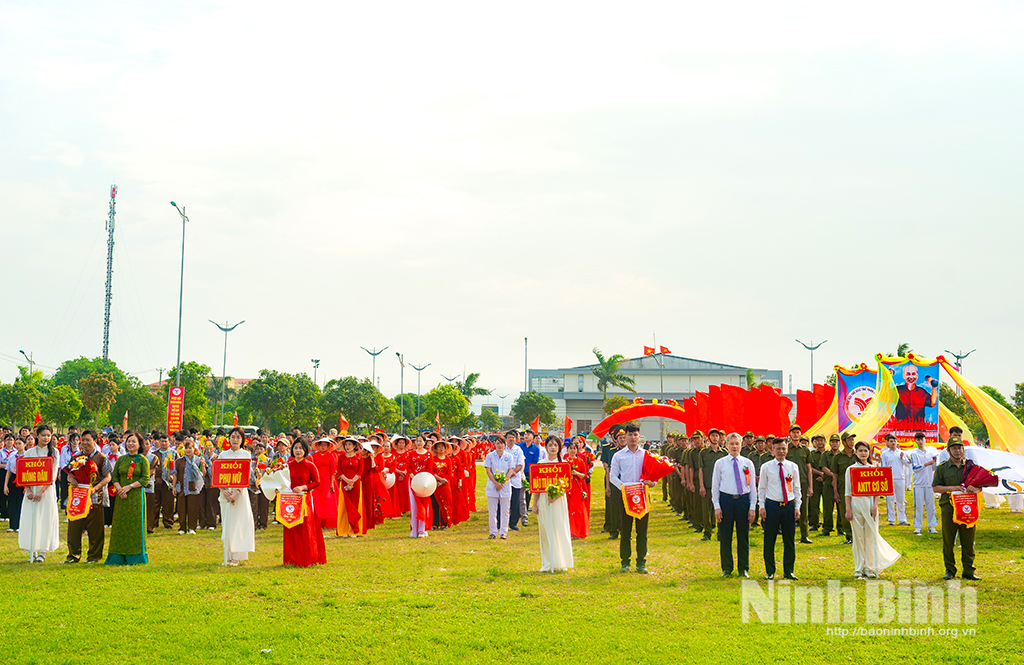 Ban Tổ chức trao hoa và cờ lưu niệm cho các đoàn vận động viên tham gia Đại hội.