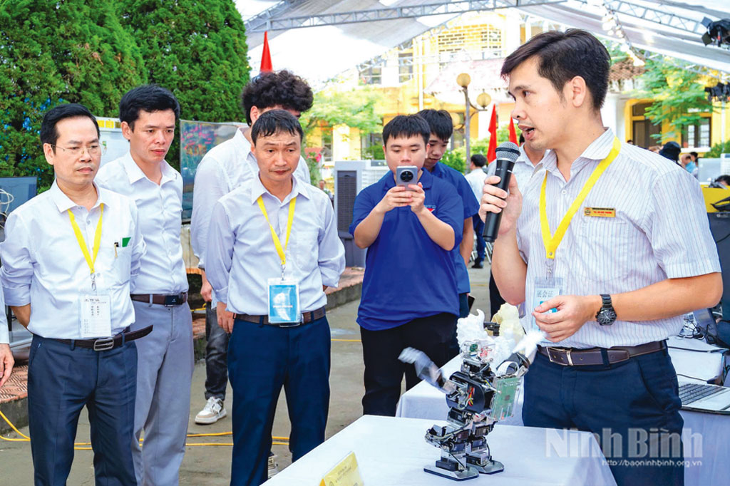 Trường Đại học Hoa Lư phối hợp với Sở Khoa học và Công nghệ tổ chức Triển lãm “Đổi mới sáng tạo - Kết nối tri thức, phát triển bền vững” năm 2025. Ảnh: Ngọc Linh