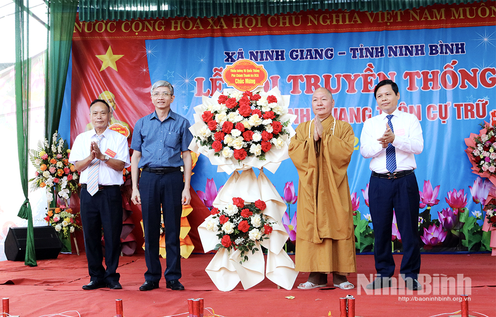 Đồng chí Thiếu tướng Vũ Quốc Thắng, Phó Chánh Thanh tra Bộ Công an tặng hoa chúc mừng Ban tổ chức lễ hội.