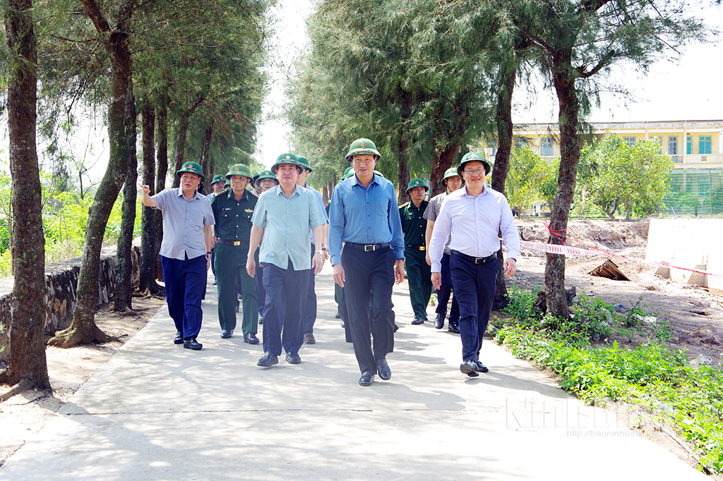Đoàn công tác kiểm tra, khảo sát khu vực biên giới biển của tỉnh.