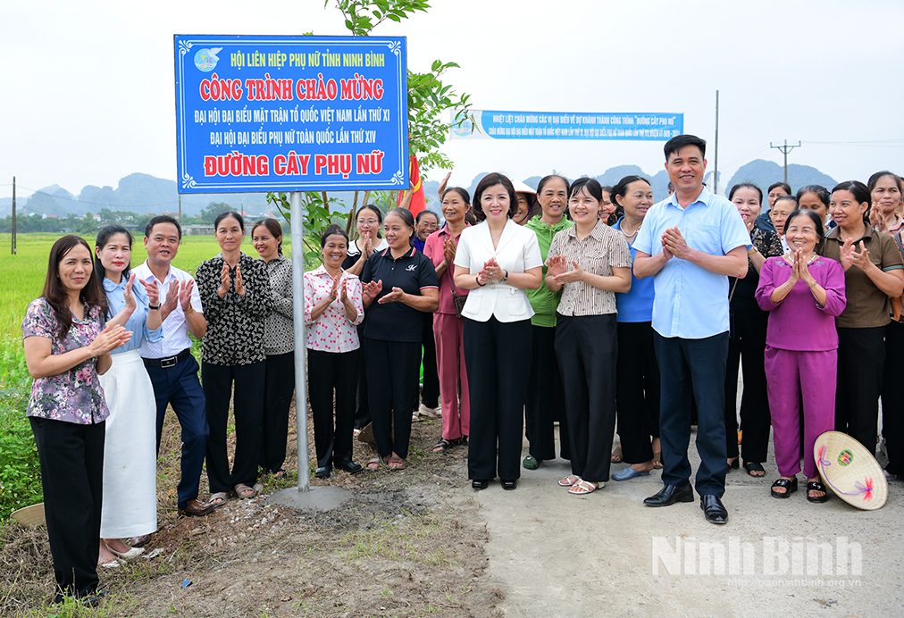 Các đại biểu gắn biển công trình chào mừng Đại hội đại biểu Mặt trận Tổ quốc Việt Nam lần thứ XI và Đại hội đại biểu Phụ nữ toàn quốc lần thứ XIV, nhiệm kỳ 2026-2031.