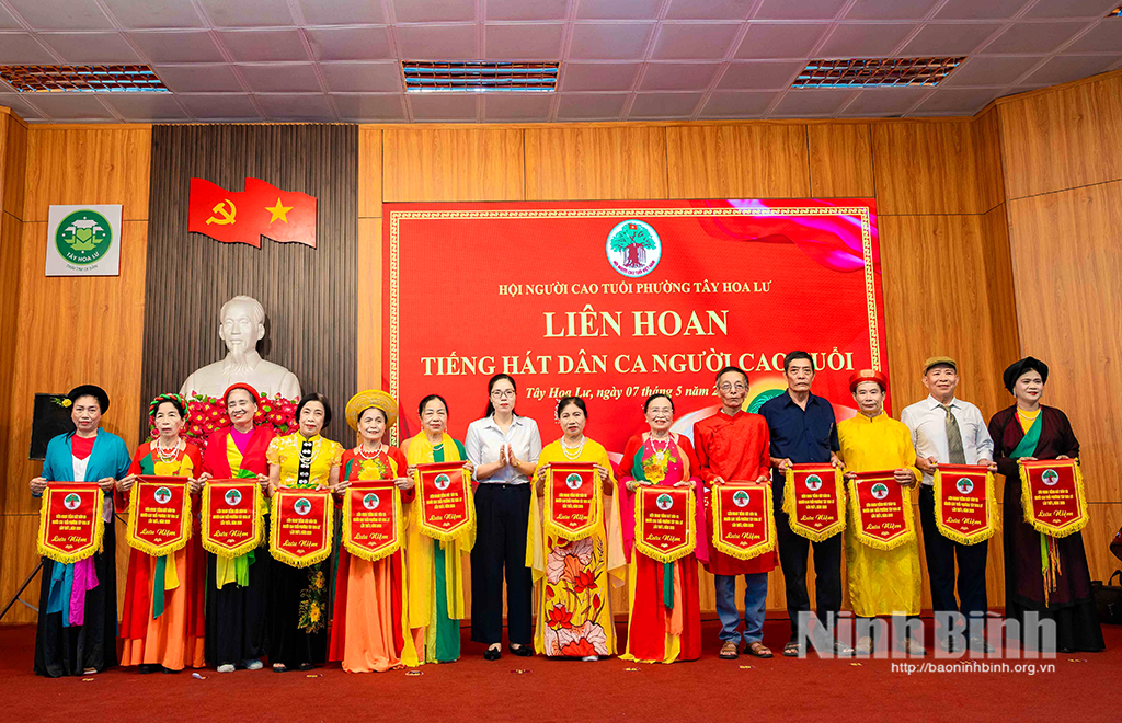 Ban tổ chức trao cờ lưu niệm cho các đội tham dự Liên hoan.