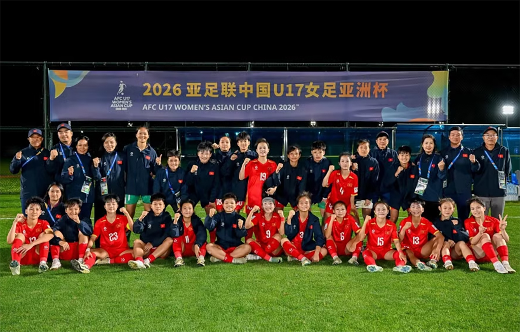 Ban huấn luyện cùng các tuyển thủ U17 nữ Việt Nam sau chiến thắng trước U17 nữ Myanmar. (Ảnh: VFF)