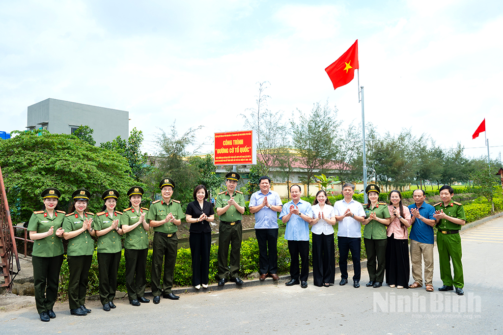 Các đại biểu cắt băng khánh thành công trình "Đường cờ Tổ quốc".
