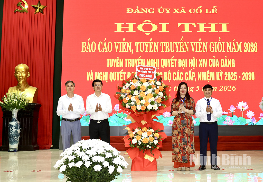 Lãnh đạo Ban Tuyên giáo và Dân vận Tỉnh uỷ tặng hoa chúc mừng hội thi.