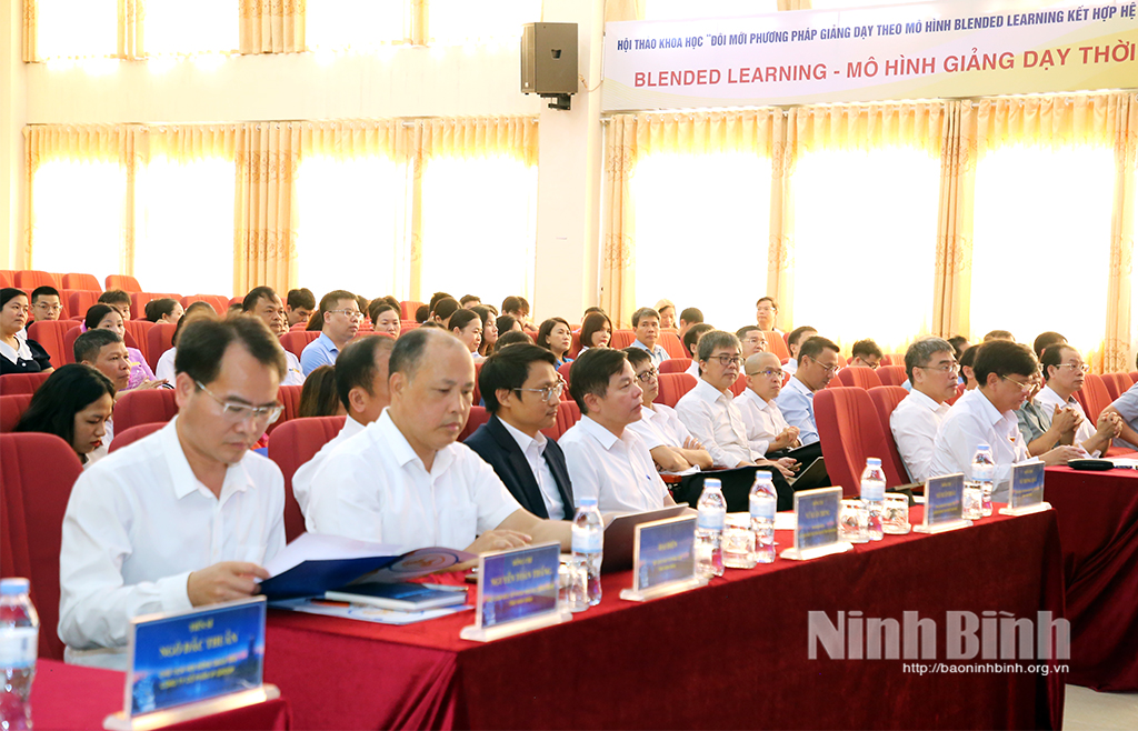 Các đại biểu dự Hội thảo.