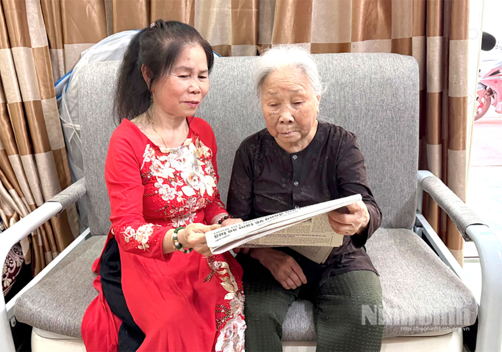 Vợ và con gái ông Tạ Quang Tám ôn lại những kỷ niệm, tư liệu viết về truyền thống của gia đình.