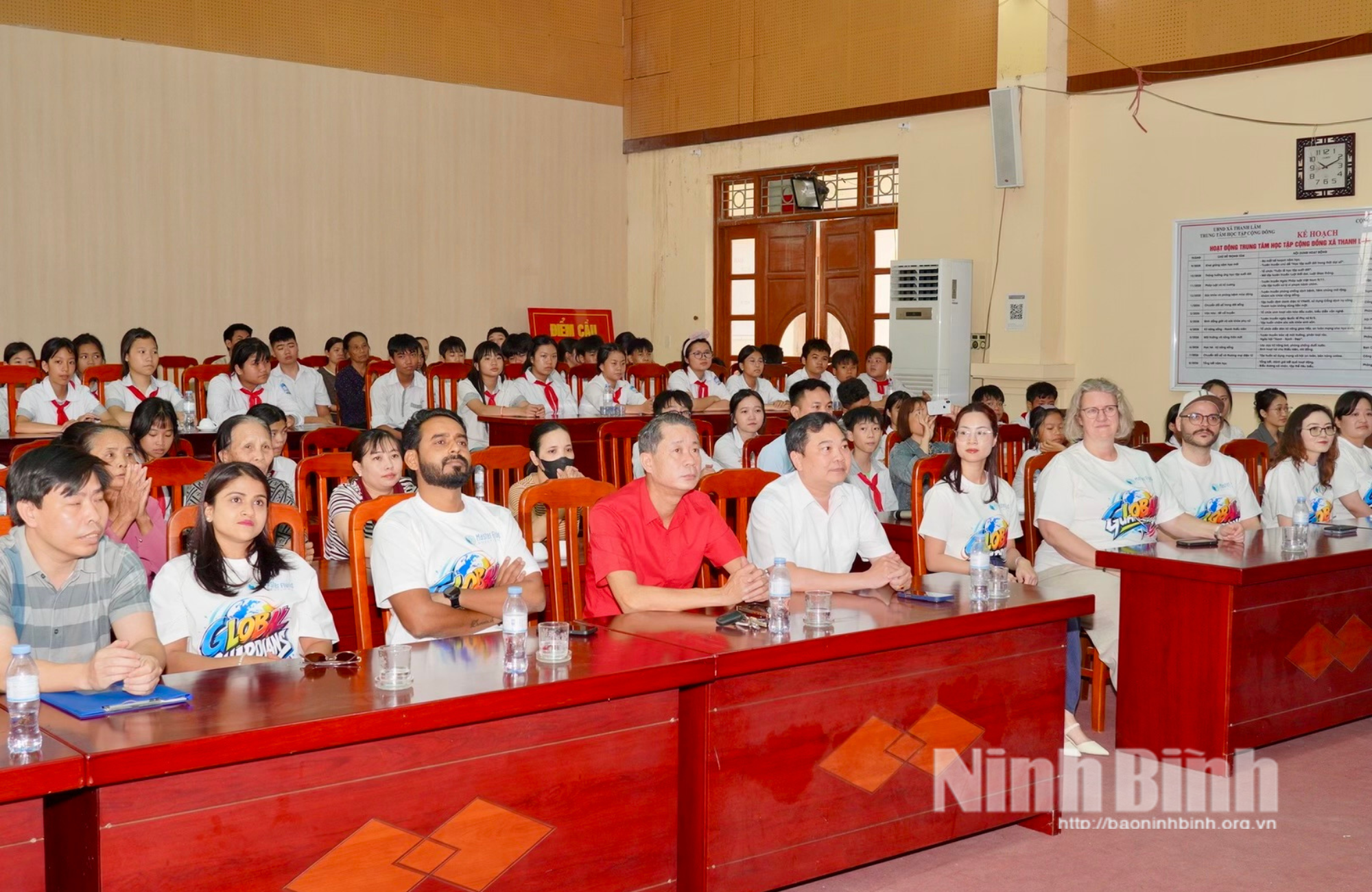 Các đại biểu dự chương trình.