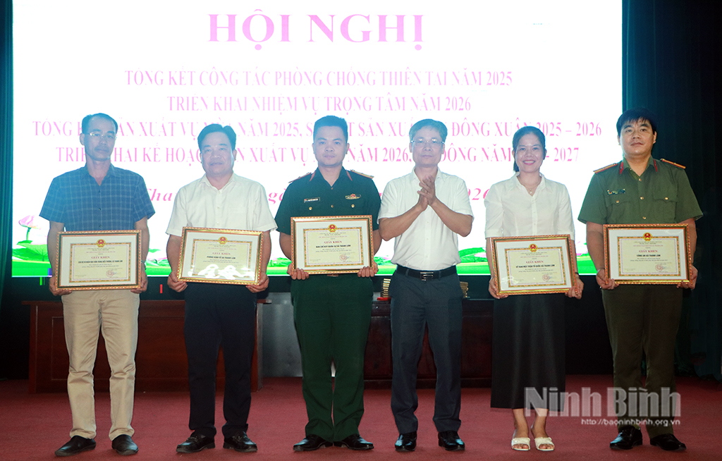 Đồng chí Khương Văn Tuyến, Bí thư Đảng ủy, Chủ tịch HĐND xã khen thưởng cho các tập thể có thành tích xuất sắc trong công tác phòng, chống thiên tai năm 2025.