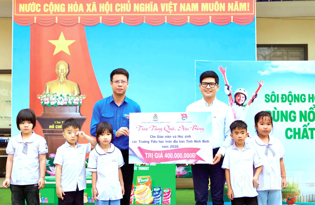 Trung tâm Công tác Xã hội, Công đoàn Thành phố Hồ Chí Minh phối hợp với Ban Thường vụ Tỉnh đoàn, Hội đồng Đội tỉnh trao tặng quà, học bổng cho giáo viên và học sinh các trường tiểu học trên địa bàn tỉnh.