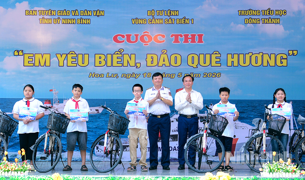 Đồng chí Đặng Anh Tuấn, Tỉnh ủy viên, Phó Trưởng Ban Tuyên giáo và Dân vận Tỉnh ủy và Đại tá Trần Văn Năm, Chủ nhiệm Chính trị Bộ tư lệnh vùng cảnh sát biển 1 tặng xe đạp cho học sinh có hoàn cảnh khó khăn tại Trường Tiểu học Đông Thành.