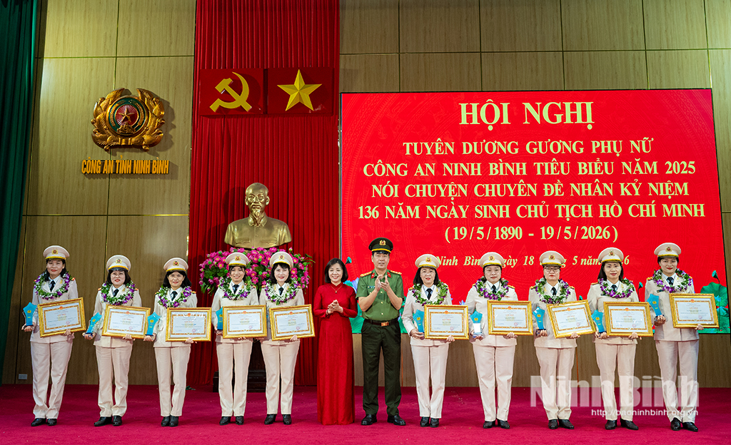 Lãnh đạo Hội Liên hiệp Phụ nữ tỉnh và lãnh đạo Công an tỉnh trao biểu trưng và Giấy khen cho các cá nhân có thành tích xuất sắc.