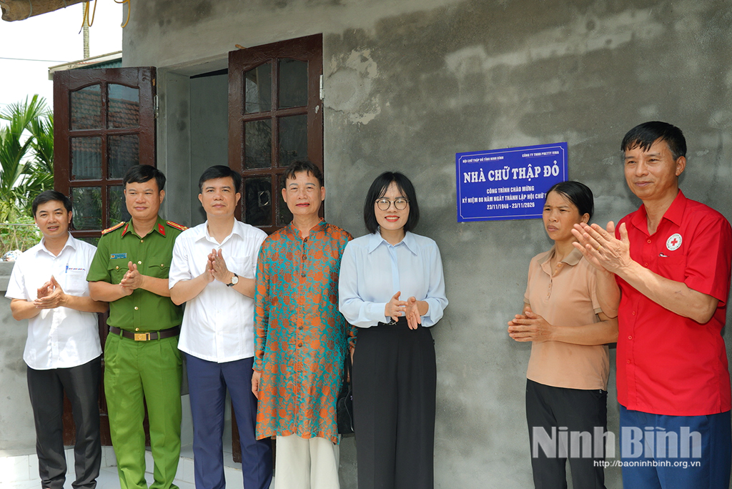 Các đại biểu khánh thành và bàn giao Nhà Chữ thập đỏ cho chị Nguyễn Thị Thường, tổ dân phố Hoàn Dương.